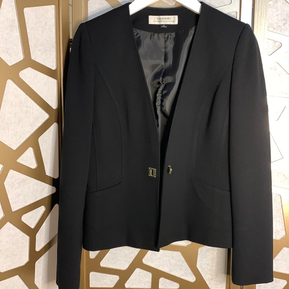 Ladies Tahari suit size 4